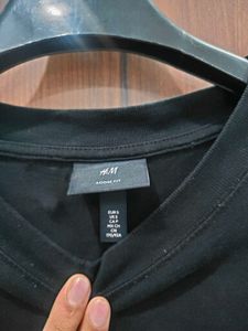 h and m White Athletic Shorts , t shirt