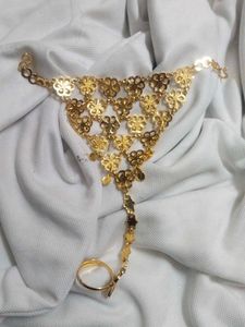Elegant Gold-Toned Hand hath panja kai sitti
