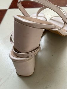 Baby peach heels 💕