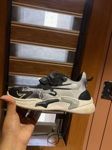 Stylish Lightning Print Sports Shoes