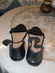 black flat heel sandals