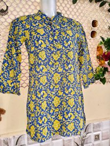 Girls Blue Floral Kurti with Leggings