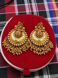 Exquisite Gold Tone Dangle Earrings