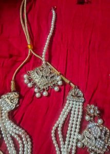 Exquisite Pearl and Crystal Necklace Set