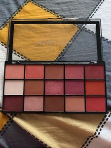 eyeshadow pallet Makeup Revolution
