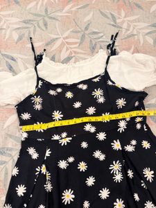 Chic Daisy Print Black Dress with Puff Sleeves