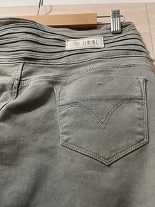 Stylish High-Waisted Grey Skinny Jeans