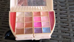 Multi-color Eyeshadow Palette with Mirror