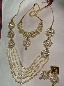 Elegant Pearl &amp; Crystal Jewellery Set
