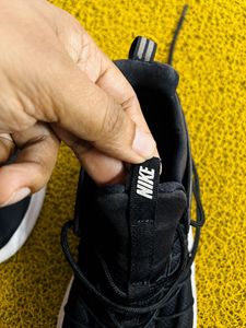Nike Men's Black Darwin Sneakers(Original FYI)