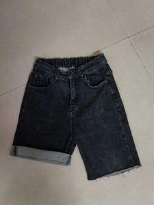 woman high-waist capri shorts.