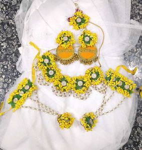 Bridal Haldi-Mehndi Set With Extra 4Pair Earings
