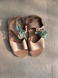 Stylish Flat Sandals with Tassel Detail