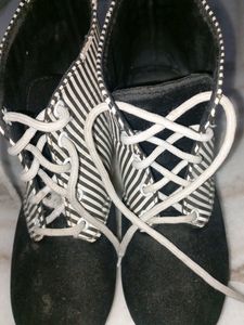 FREE DELIVERY HIGH HEELS BLACK N WHITE BOOTS