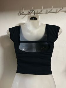 Chic Black Cropped Cap Sleeve Top