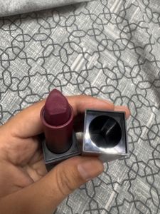 Huda Beauty Lipstick - Ladies Night Shade
