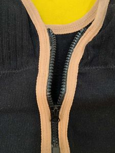 261 - - Black Front Zip Sports Bra