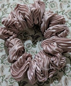 Pearl Scrunchie + pretty waves peach scrunchi