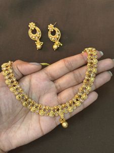 Exquisite Gold-Toned Necklace &amp; Earring Set