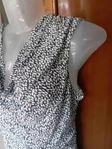 Stylish Sleeveless V-Neck Top