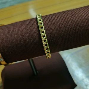 Elegant Gold Bracelet with Gems