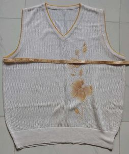 Women's White V-Neck Sleeveless Sweater