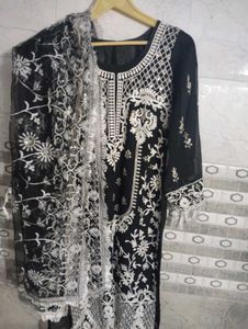 beautiful black Pakistani suit dupatta with pant ?