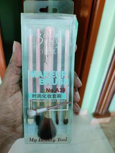 Makeup brush