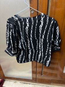 Chic Black &amp; White Chain Print Top