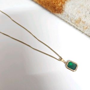 Elegant Emerald Pendant Necklace