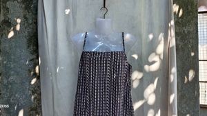371110. Chic Black &amp; White Print Mini Dress