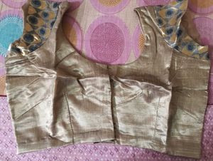 Elegant Grey Saree with Traditional Motifs