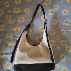 🍁Chic White &amp; Black Hobo Bag🤍🖤