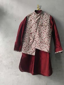 20%off Maroon Kurta with Floral Vest