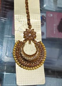 Exquisite Maang Tikka with Pearls
