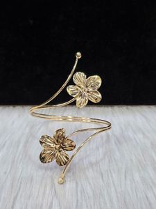 Elegant Gold Flower Armlet