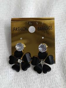 Combo of floral earring with butterfly claw clip