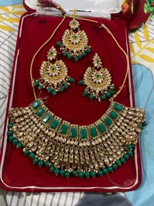 Exquisite Emerald and Gold Indian Jewelry Set