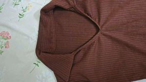 Ribbed Collared V-Neck Brown Top