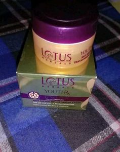 Lotus Herbals Youthr×