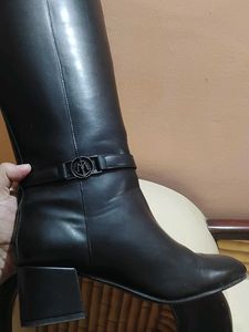 Chic Black Knee-High Boots
