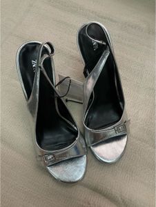 Chic Silver Slingback Heels