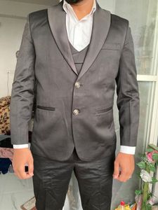 Stylish Three-Piece Suit - Modern Fit