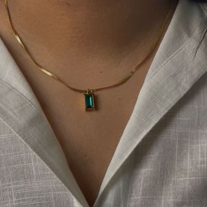 Elegant Emerald Pendant Necklace