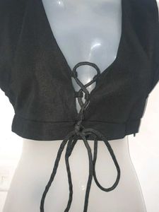 Black Lace-Up V-Neck Crop Top no 36