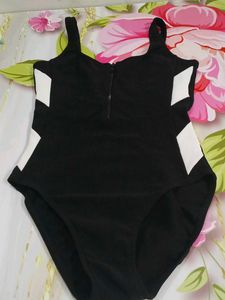 (1100)Black &amp; White One-Piece Swimsuit