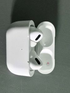 White Wireless Earbud Charging Case &amp; Cable