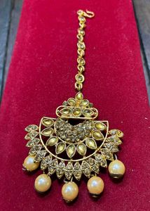 Pearl with stone mangtika