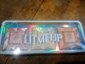 Shimmering Highlighter Palette