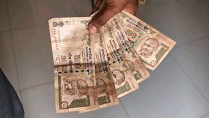 Vintage 50 Paise Coin &amp; 500 Notes